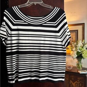 Stonebridge Size 1X Striped Black and White Women's Short Sleeve Light Sweater